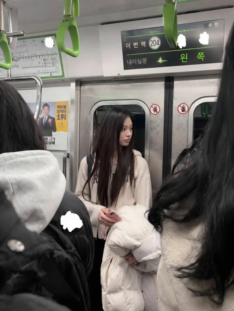 地铁车厢内人物场景复刻