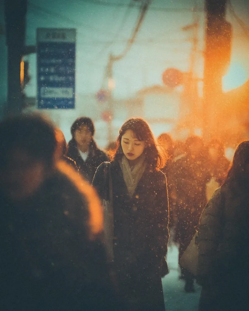 雪夜都市中孤独行人的电影感街拍场景